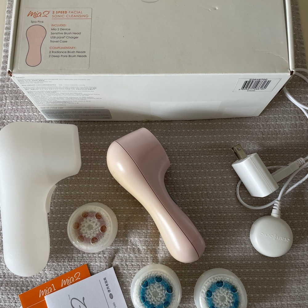 Clarisonic Mia 2 Facial Cleansing Brush w/ Accessories & 3 New Brush Heads